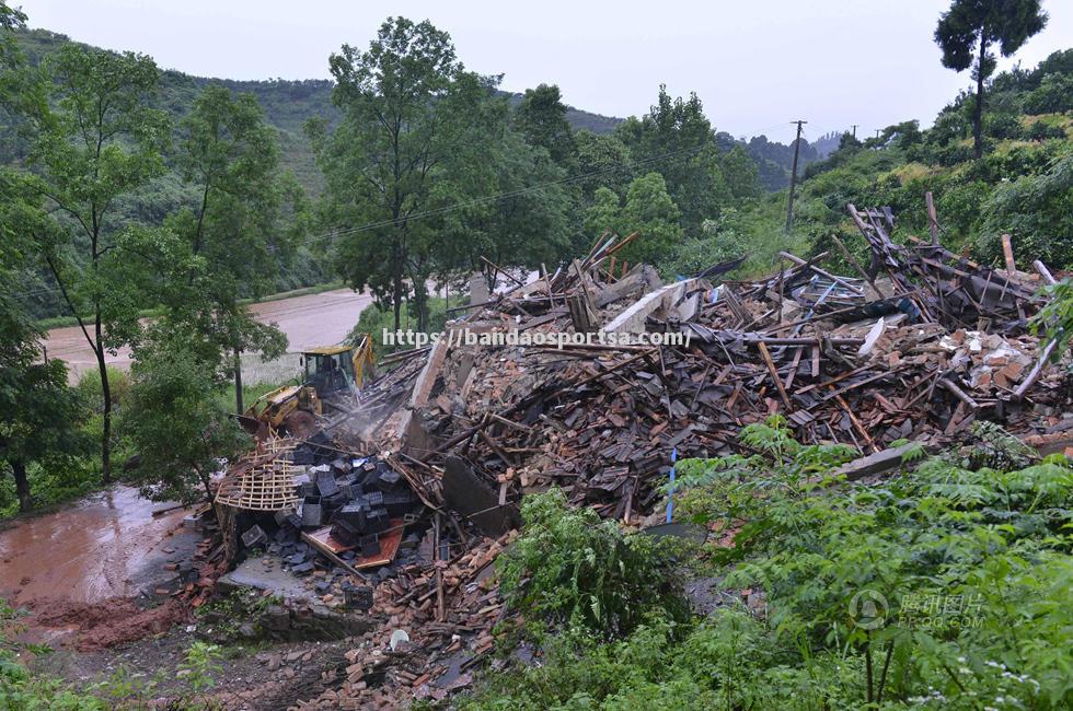 西班牙因西涅突发暴雨引发地质灾害造成多处房屋倒塌